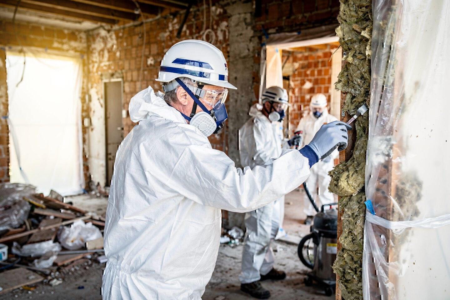 Unsere Leistungen – Rückbau, Entkernung und Schadstoffsanierung von Herzer – Herzer